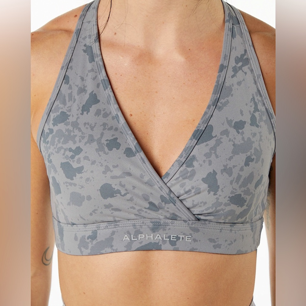 NWT ALPHALETE Surface Wrap Bra - Pebble Print Stone Grey M🩶